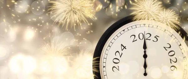 Silvesterkonzept 2025 Mit Uhr Auf Goldglitzerndem Hintergrund Mit Feuerwerk Und Stockfoto