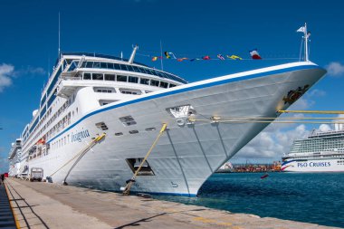 Bridgetown, Barbados - 25 Kasım 2023: Okyanus Gezileri Gemisi Insignia Barbados, Bridgetown 'daki Karayip gemi limanına yanaştı.