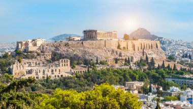 Yunanistan 'da sıcak bir yaz gününde Atina' nın Akropolis tepesi ile panoramik manzarası. Atina 'daki sıcak hava dalgasının gezici görüntüsü. 