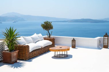 Denize bakan rattan koltuklu yaz terası. Oia, Santorini, Yunanistan.
