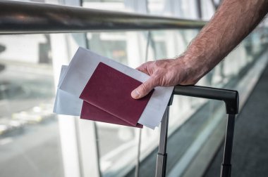 Seyahat pasaportu ve uçak biletleri havaalanı terminalinde. Yakın plan..