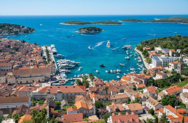  Hvar Adası, Hırvatistan. Eski şehrin havadan görünüşü.