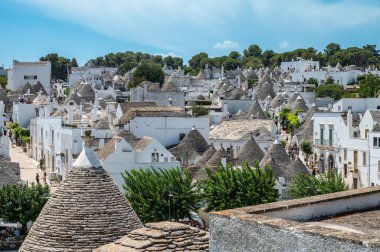  İtalya 'da trulli evleri olan Alberobello şehri.