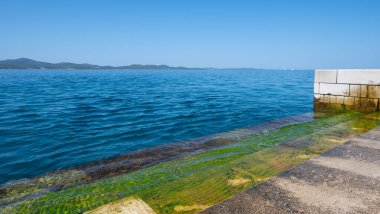 Hırvatistan 'ın Zadar kentinde mermer basamakların altında dalgalar ve borulardan müzik çalan Sea Organ.