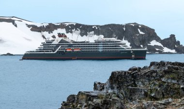 Half Moon Adası, Antarktika - 9 Ocak 2024: Antarktika 'da keşif gemisi Seabourn Pursuit. Yan Görünüm.