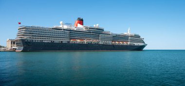 Trieste, İtalya - 29 Temmuz 2024: Cunard Cruise gemisi Kraliçe Victoria Trieste, İtalya 'da. Yan Görünüm.