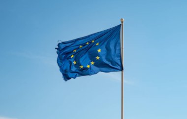 Avrupa Birliği bayrağı mavi gökyüzü arka planında izole.