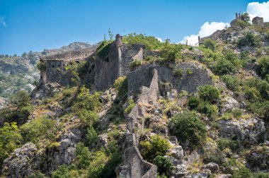 Karadağ 'ın Kotor kentindeki Dağ boyunca Eski Kale Duvarlarıyla Manzara