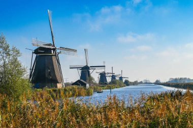Hollanda 'nın Kinderdijk kentindeki Rıhtım boyunca uzanan Hollanda Yel Değirmenleri.