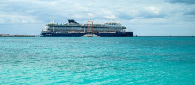 Bimini, Bahamalar - 18 Kasım 2024: Bimini, Bahamalar 'da Yükselen Ünlüler yolcu gemisinin yan görüntüsü.
