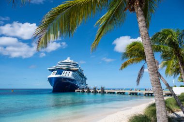  Grand Turk, Turks ve Caicos - 20 Kasım 2024: Grand Turk limanına yanaşan Ünlüler.