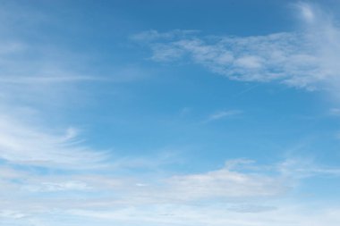 Mavi gökyüzü ve bulutlar arka plan