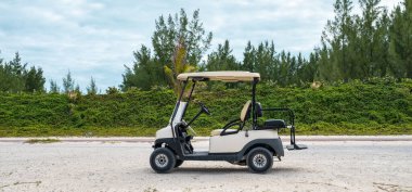 Golf Arabası Sokağa Park Etti, Ulaşım Bimini Adası, Bahamalar.