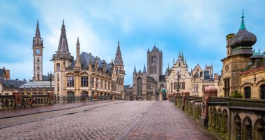 Gent Tarihi Şehir Merkezi 'nin panoramik manzarası. Güzel Binalar, St. Michael Köprüsü ve Cobblestone Caddesi. Belçika 'da Gotik Mimari.