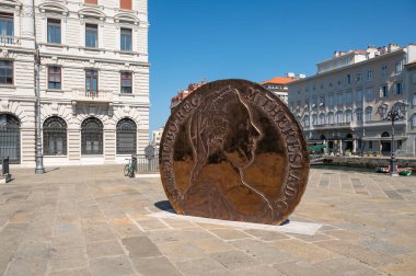 Trieste, İtalya - 29 Temmuz 2024: Trieste kentindeki Ponterosso Meydanı 'ndaki Maria Theresa Thaler Anıtı