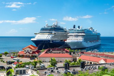 St Georges, Grenada - 26 Kasım 2023: Ünlü Gemiler Siluet ve Okyanusya Vista Karayipler 'deki Grenada Limanı' na yanaştı