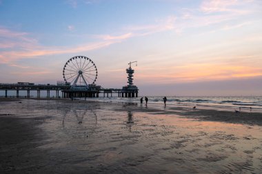 Lahey, Hollanda - 18 Ağustos 2024: Scheveningen, Lahey 'deki Plajda Dönme Dolap Günbatımı