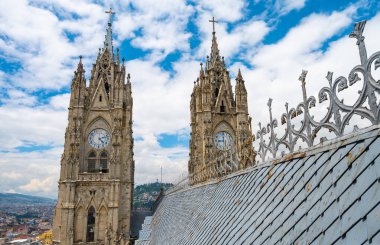 Ulusal Yeminli Saat Kuleleri Bazilikası Quito, Ekvador