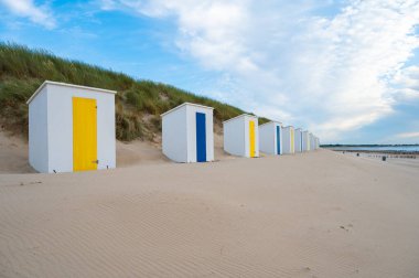 Cadzand Sahili 'nde Mavi ve Sarı Kapılı Beyaz Sahil Kulübeleri, Zeeland, Hollanda