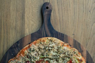 Tahta bir masada pizza.