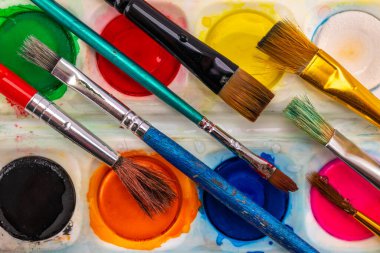 Suluboya üzerinde sayısız fırça. Yakın plan.