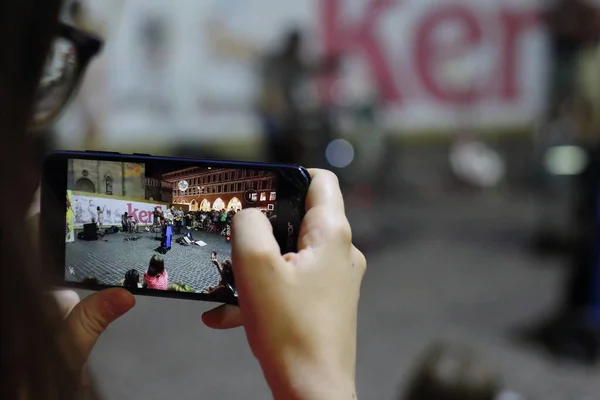 Ferrara, Italia - 26 Ağustos 2022: Ferrara Buskers Festivali sokak sanatına adanmıştır. Bir izleyici üçlü 