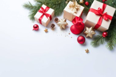 Hediye kutuları ve dekorlarıyla noel kompozisyonu