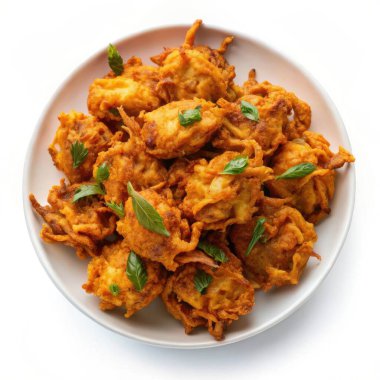 Bir tabak altın sarısı çıtır soğan Bhajis, lezzetli bir Hint atıştırmalığı. Bhajiler taze otlarla süslenip görsel olarak çekici ve lezzetli bir ziyafet yaratıyorlar..