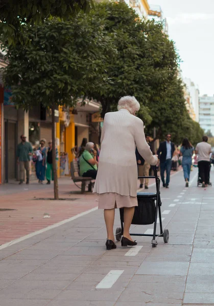 Mulher Mais Velha Andando Sozinha Rua Com Ajuda Caminhante — Fotografia de Stock