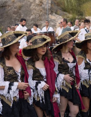 Korsan gibi giyinmiş kadınlar Jijona 'daki Moors ve Hristiyan şenliklerinde kuyruğa giriyorlar..