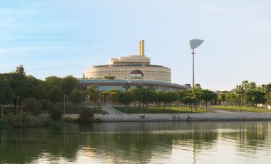 Torre Triana adlı idari bina Sevilla şehrindeki Guadalquivir Nehri 'ne bakıyor. Bahçeli parka bakan dairesel bir bina..