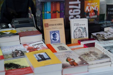 Bir kitap fuarında satılık İspanyolca kitaplar. Kitaplar bir sokak standında sergileniyor. 
