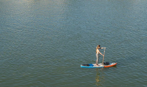 Sörf Tahtasının Üzerinde Duran Kız Nehirde Sörf Yapan Kız — Stok fotoğraf