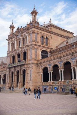Sevilla 'daki Plaza de Espaa' nın merkez binası. Şehrin en sembolik bölgesinde gezinen turistler. 