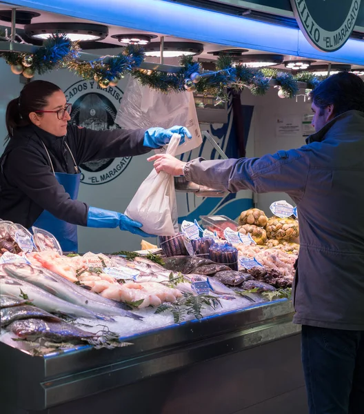 Fishmonger Delivers Bag Fresh Fish Customer Traditional Market Customers Fish Stock Obrázky