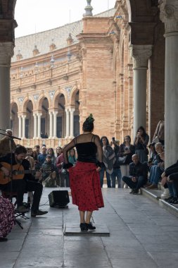 Flamenko dansçısı sokakta gösteri yapıyor. Sevilla 'daki Plaza de Espaa' da flamenko gösterisi izleyen turistler (Endülüs, İspanya).