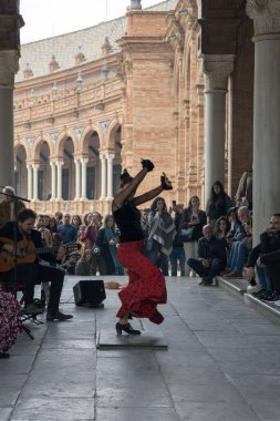 Flamenko dansçısı sokakta gösteri yapıyor. Sevilla 'daki Plaza de Espaa' da flamenko gösterisi izleyen turistler (Endülüs, İspanya).