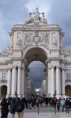 Lizbon 'daki Rua Augusta Kemeri (Portekiz). Praa do Comercio 'dan görülen Rua Augusta Kemeri..