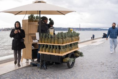 Lizbon 'da (Portekiz) ananas ve ananas suyu satmak. Sokak tezgahı ananas suyu satıyor..