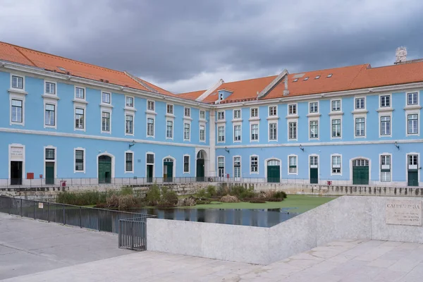 Mavi cepheli Portekiz donanma binası. Lizbon 'daki bir Savunma Bakanlığı binasının renkli yüzü. Lizbon 'da Ministerio da defesa nacional).