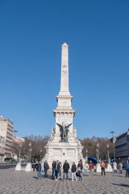 Lizbon 'daki Restoranlar Meydanı (Praa dos Restauradores). Portekiz 'in bağımsızlığını geri kazanmaya adanmış bir meydan. Restoratörlerin Anıtı.