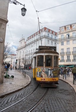 Lizbon (Portekiz) sokaklarında tramvay. Lizbon şehrinde her zamanki ulaşım araçları. Tipik Lizbon tramvayı şehir merkezinde bir caddede.