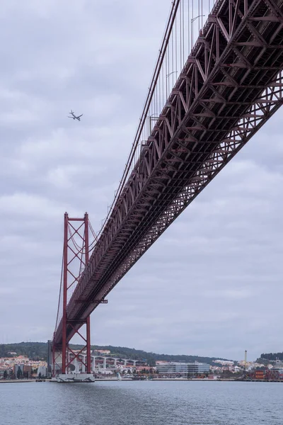 4月25日从里斯本 葡萄牙 Tagus河下游俯瞰大桥 连接里斯本市的欧洲最长的桥梁 — 图库照片