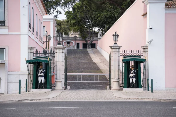葡萄牙总统官邸的主要入口 在Belem国家宫入口处的国民警卫队士兵 — 图库照片