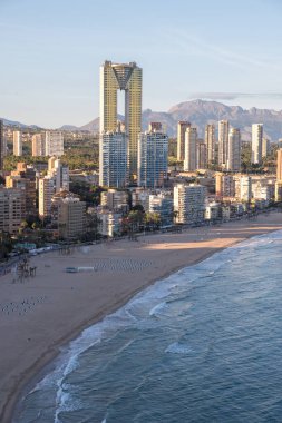 Arkasında Intempo gökdeleni olan Benidorm 'daki Poniente Sahili manzarası. Benidorm (İspanya) kıyı kenti manzarası).