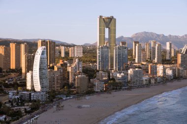 Arkasında Intempo gökdeleni olan Benidorm 'daki Poniente Sahili manzarası. Benidorm (İspanya) kıyı kenti manzarası).