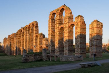 Acueducto de los Milagros (Mucizelerin Aqueduct 'u) Mrida' da (Badajoz, İspanya)).