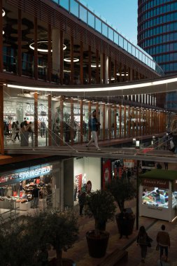 Seville, İspanya; 14 Ocak 2023: Torre Sevilla alışveriş merkezini bağlayan yaya köprüsü. Torre Sevilla alışveriş merkezi Alacakaranlıkta.