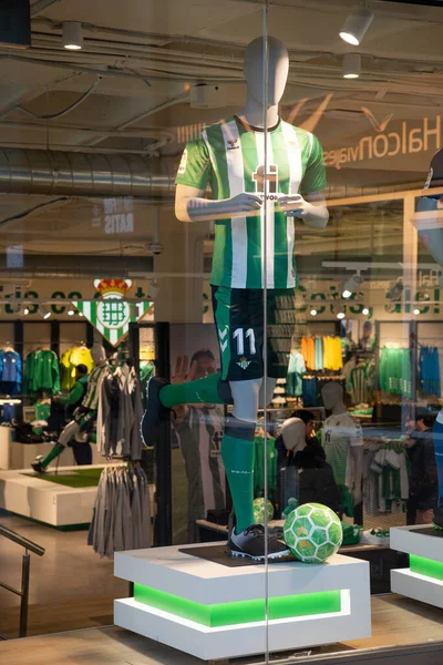 Real Betis Balompie Futbol Kulübünün Resmi Giyim Mağazasının Vitrininde — Stok fotoğraf