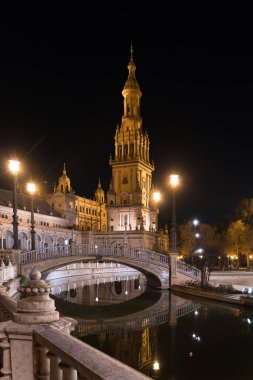 Sevilla 'daki ünlü Plaza de Espaa' nın gece manzarası. Geceleri Sevilla 'nın en sembolik yeri fotoğraflandı..
